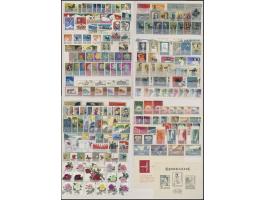 including many nice and early sets and MS. Large quantity. Please view.