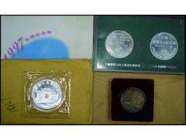 Image for 一小盒中國及世界錢幣和紀念章，包括有1991年中國錢幣珍品紀念章、1997年香港流通紀念幣套裝、1999年觀音1盎司銀幣、華潤公司成立40周年紀念章、兩盒日本紀念章和2套加拿大流通幣套裝等。請預覽樂。